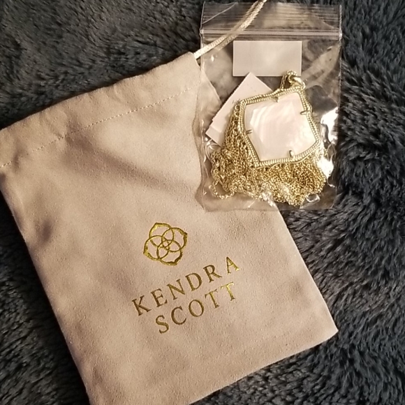 Kingston gold long pendant in white pearl NWT - Picture 7 of 7